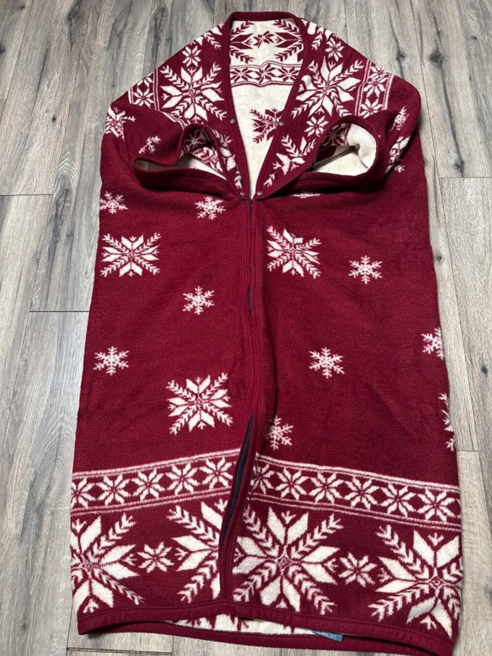 Biederlack Orion Reversible Wearable Blanket With Zipper Snowflake Pattern Red &